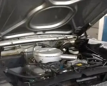 Cofre do motor de um carro clássico na oficina da AWB